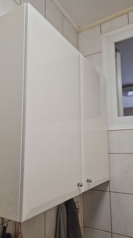 Sprzedam w dobre ręce zgrabną i pojemną szafkę łazienkową