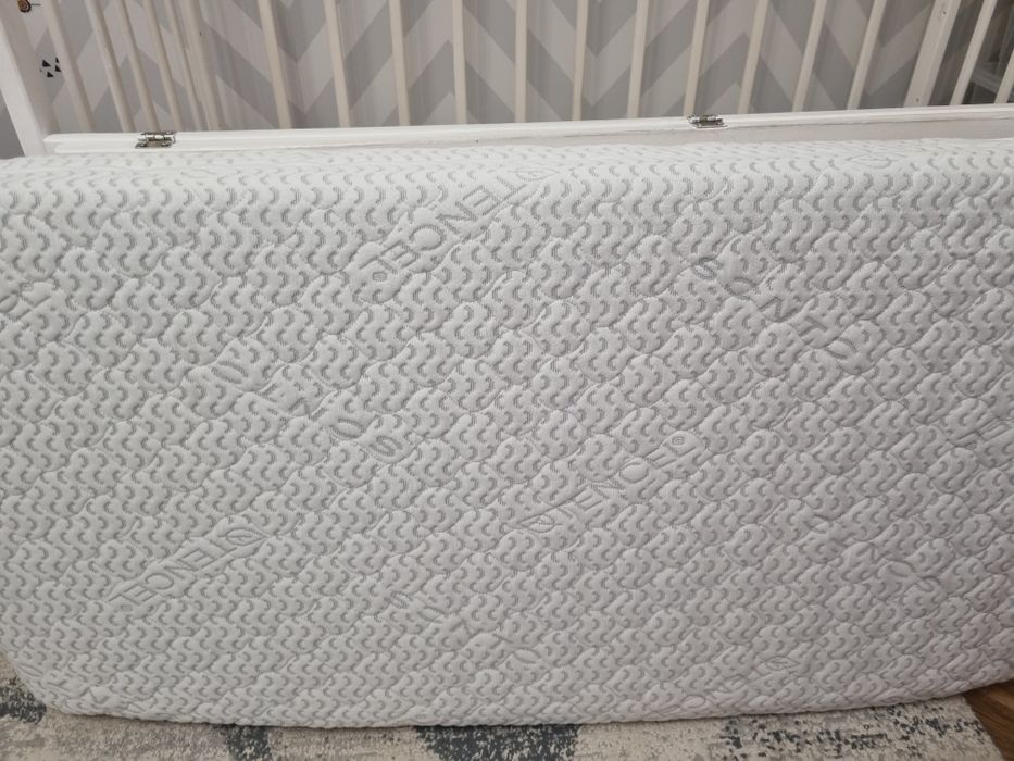 Дитяче ліжечко з матрацом