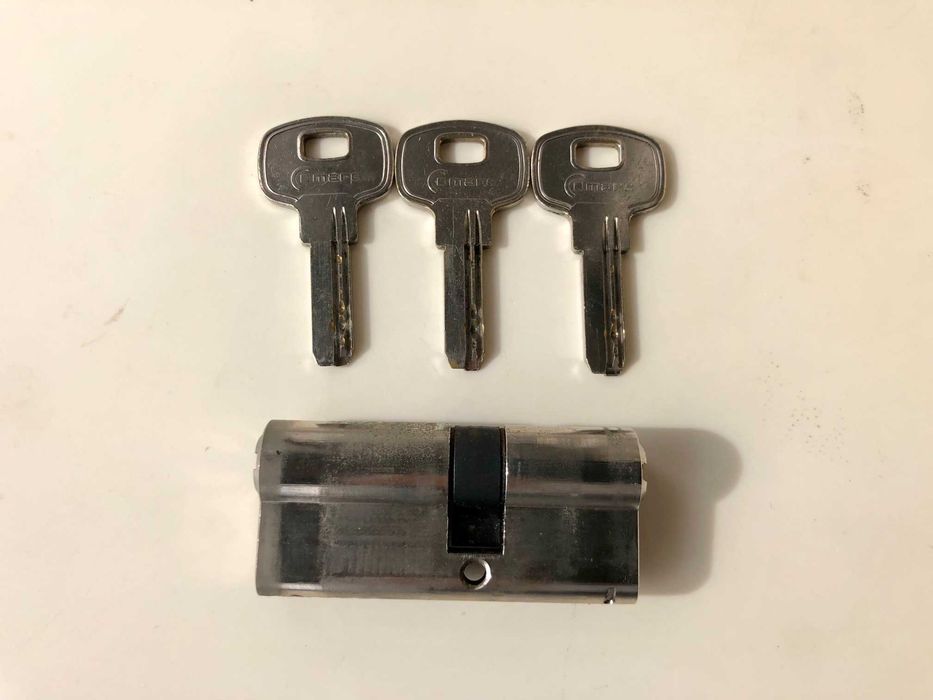 Canhão e chaves para porta principal