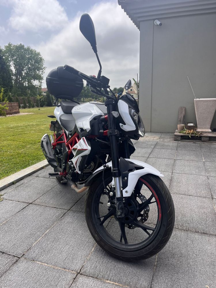 Benelli BN125 com extras