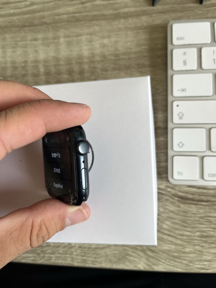 Apple watch SE 2 44mm uszkodzone szkło
