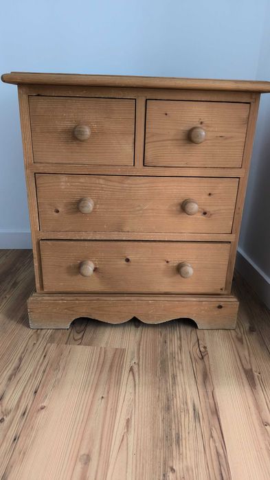 Mobília de quarto em madeira maciça e com ótima arrumação