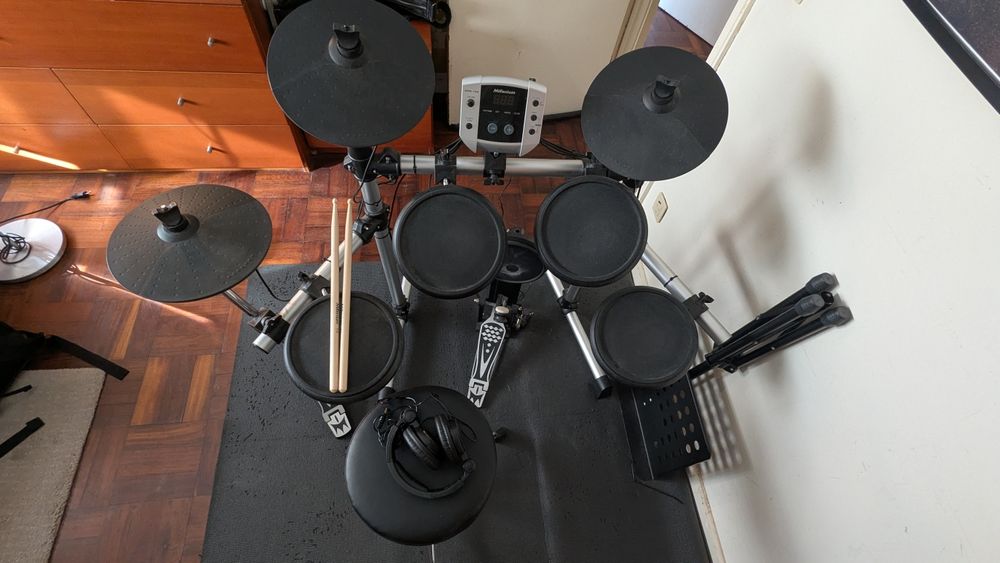 Bateria Millenium MPS-150 E-Drum e acessórios