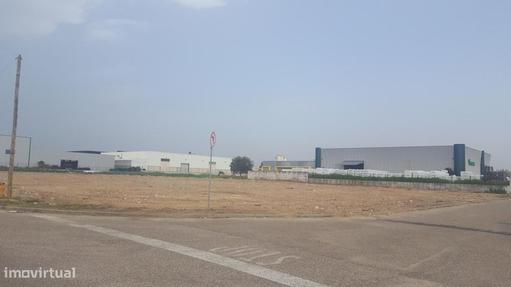 Terreno para Armazém na zona Industrial em Almeirim - O Próprio