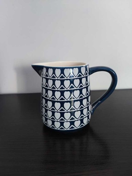 Ceramiczny mlecznik granatowy serduszka