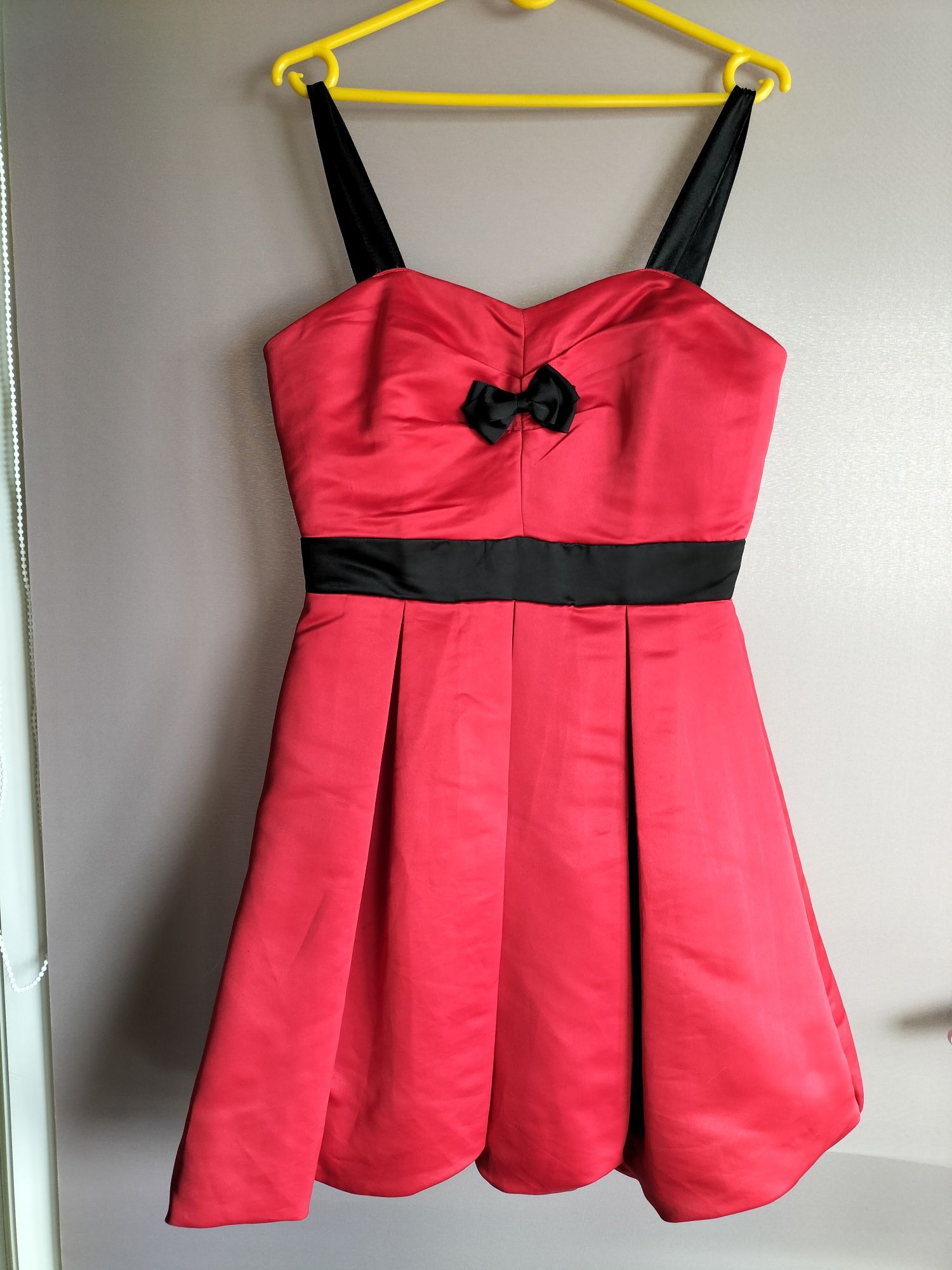 Czerwona satynowa sukienka rozmiar M