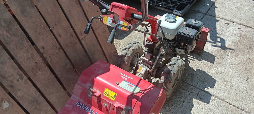 Motocultivador Honda a gasolina como novo.