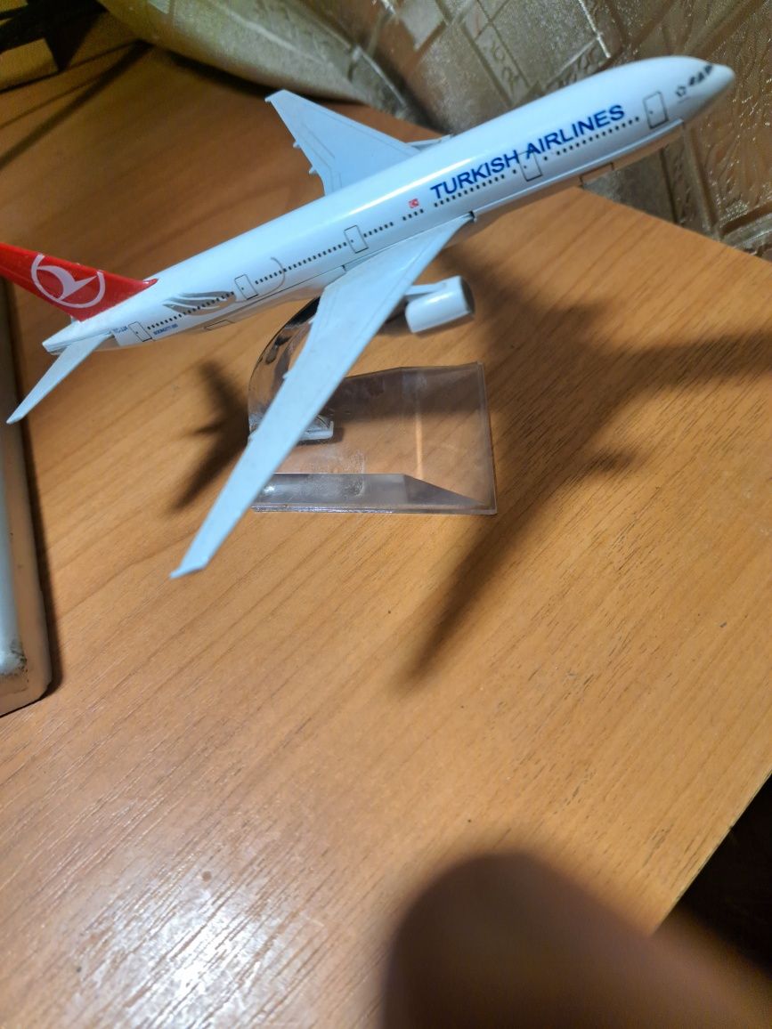 Модель самолета Boeng 777-200 Turkish Airlines.