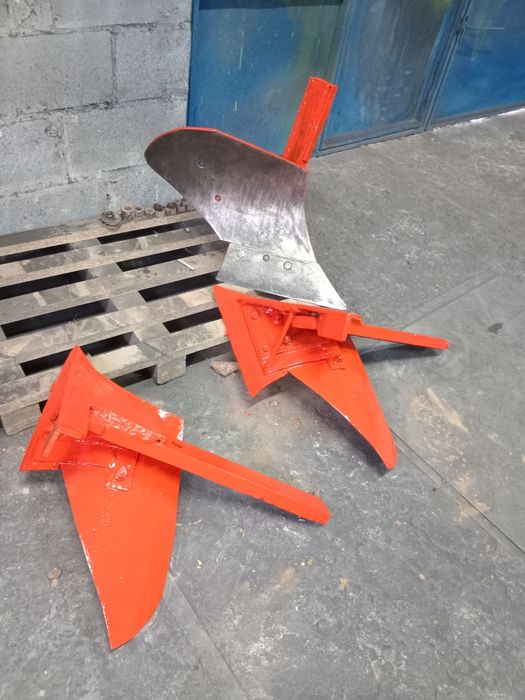 Плуги для тракторів