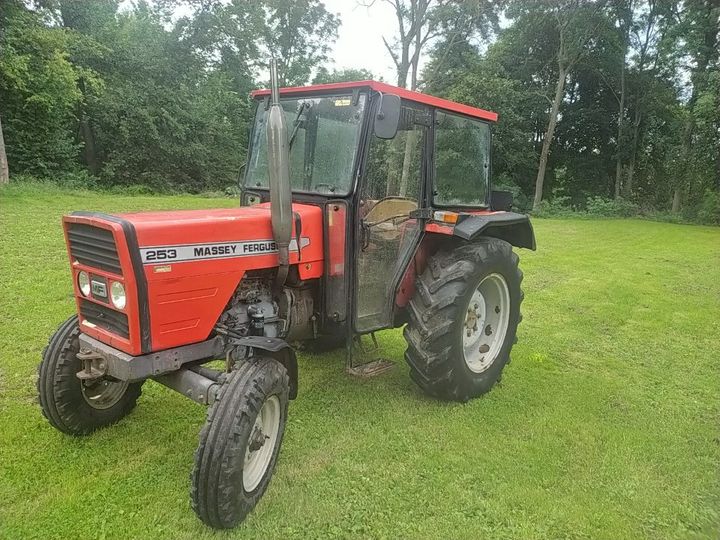 Massey Ferguson 253