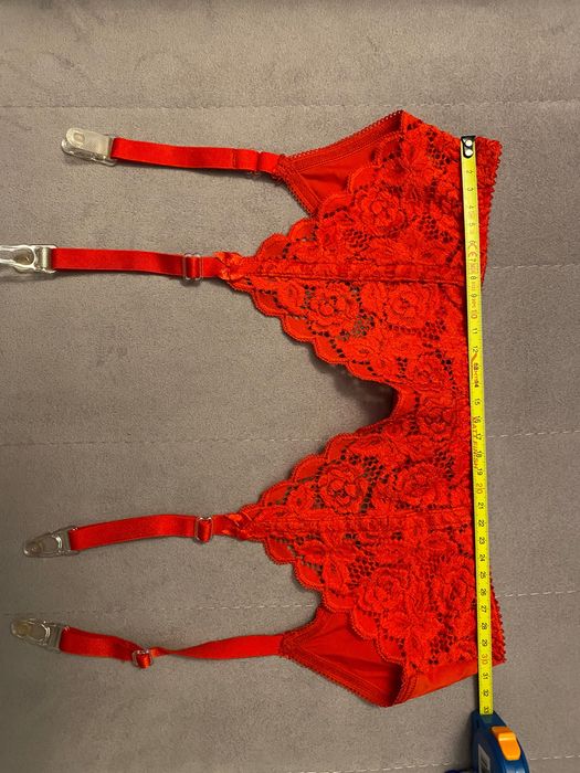 Pas do pończoch w czerwonym kolorze