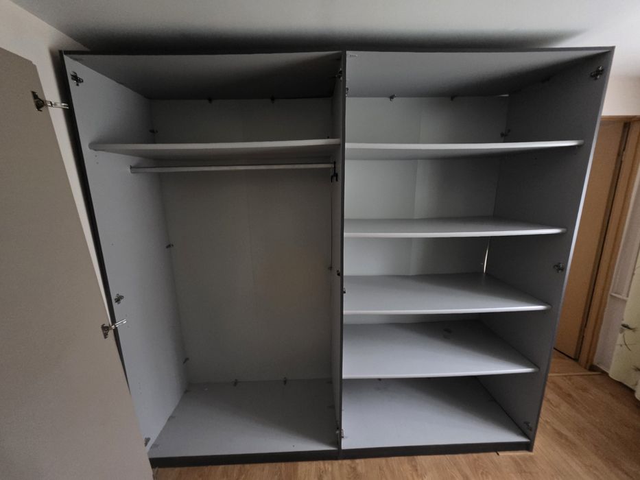 Duża szafa z otwieranymi drzwiami