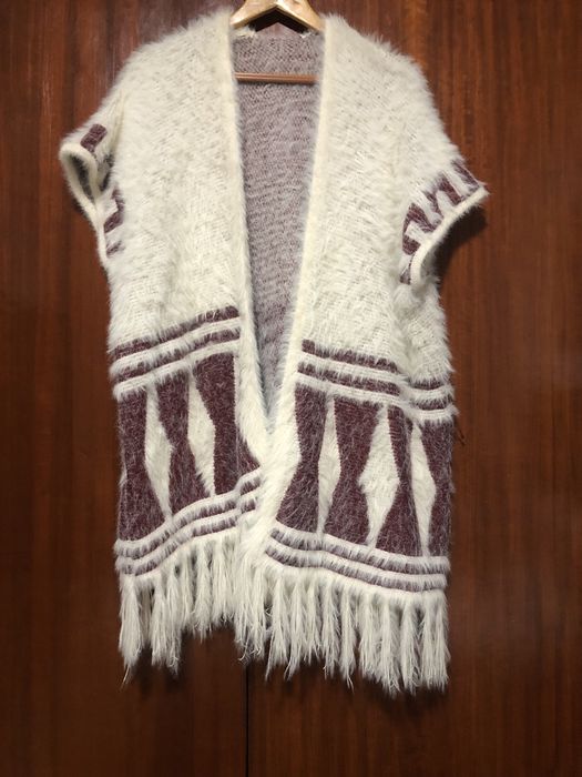 Poncho com mangas cavadas , franjas no final