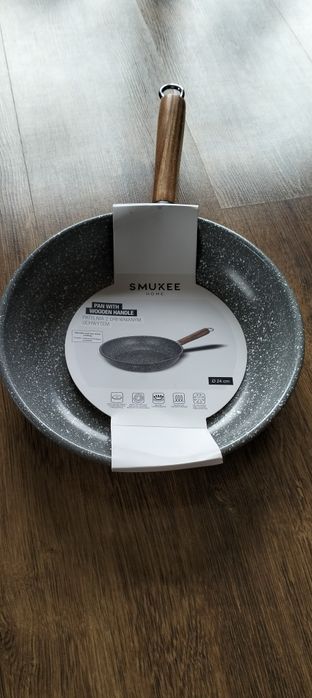 Patelnia z drewnianą rączką uniwersalna