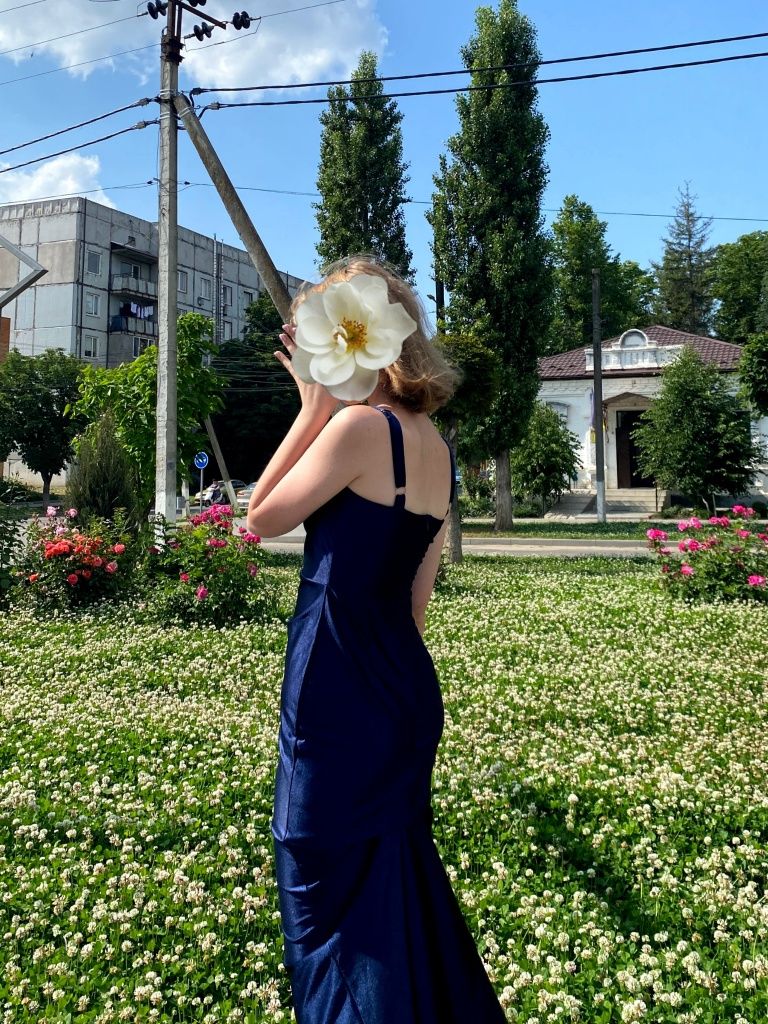 Вишукана вечірня довга сукня з благородного синього атласу.
