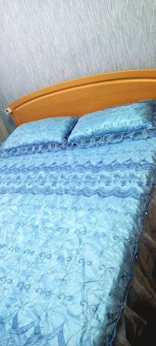 Покривало на двоспальне ліжко  з подушками.