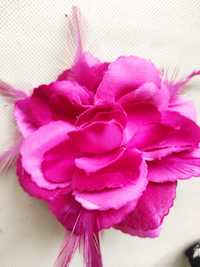 Angielska broszka różowy kwiat piórka vintage
