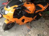 Suzuki 900 RF com acessorios no livrete