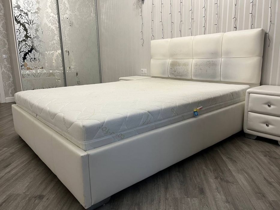 Ліжко 164*200 і тумбочки. САМОВИВІЗ