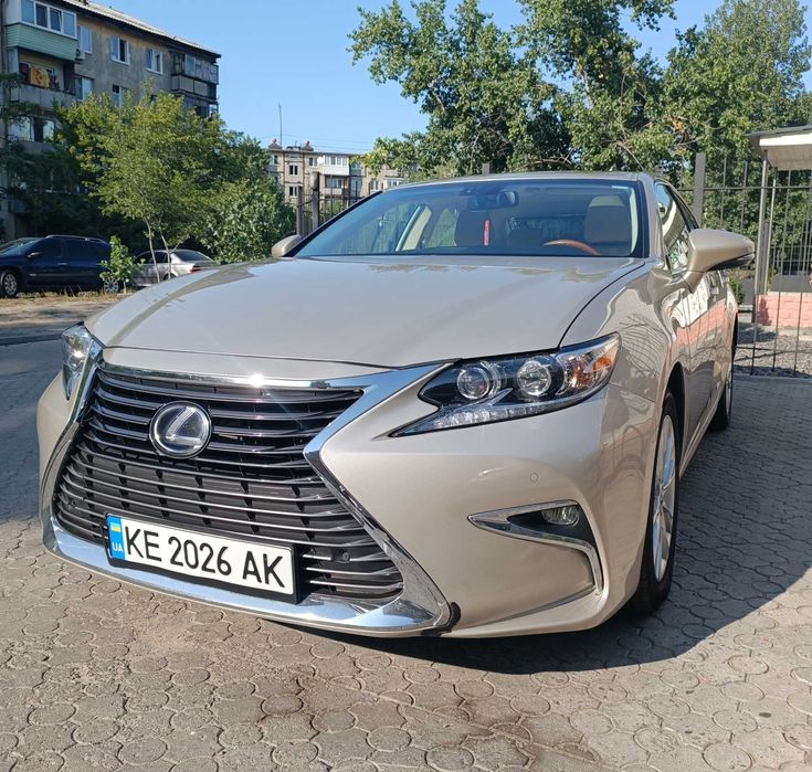 Продаётся Лексус ES300h