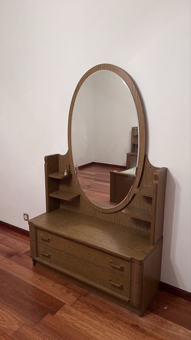 Vendo cómoda com espelho