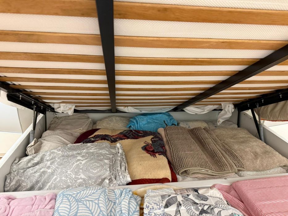 Cama casal e mesas de cabeceira