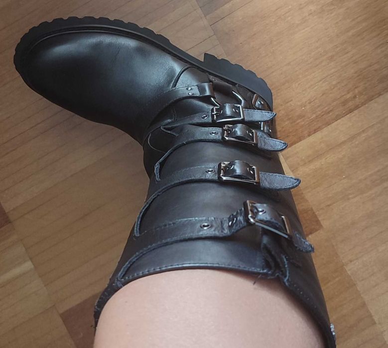 Botas pele, cano alto estilo motard marca Carmela