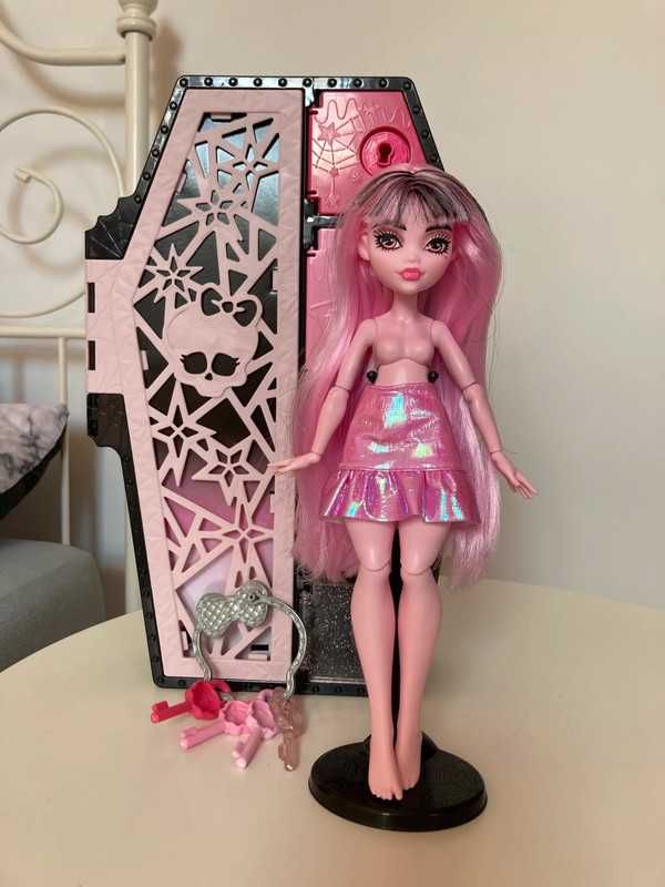 Monster High Skulltimate Secrets Fearidescent Draculaura