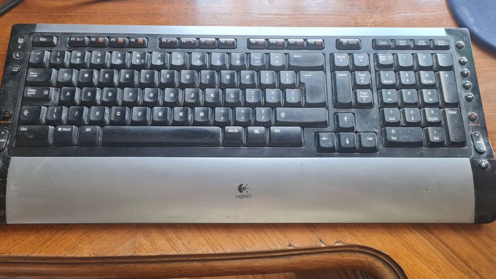 Bezprzewodowa kawiatura z myszką - Logitech