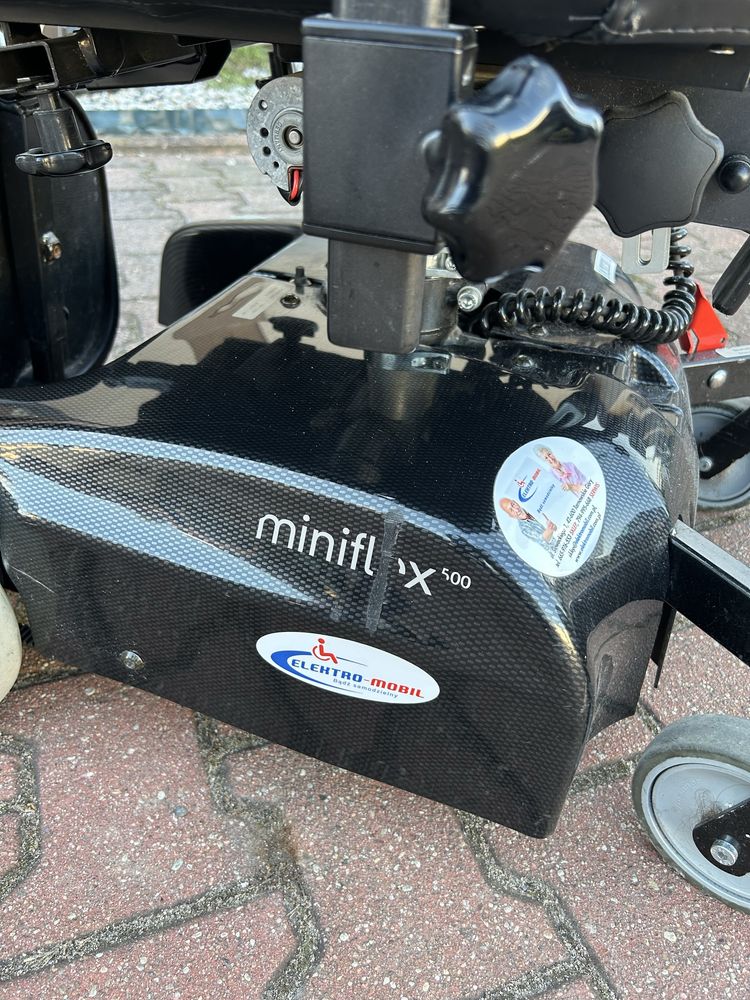 Wózek inwalidzki z centralnym napedem elektrycznym