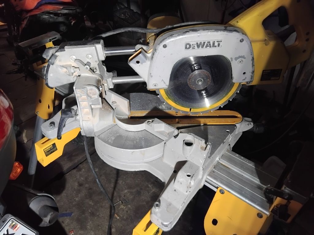 Dewalt ukośnica pilarka z posuwem stół w komplecie