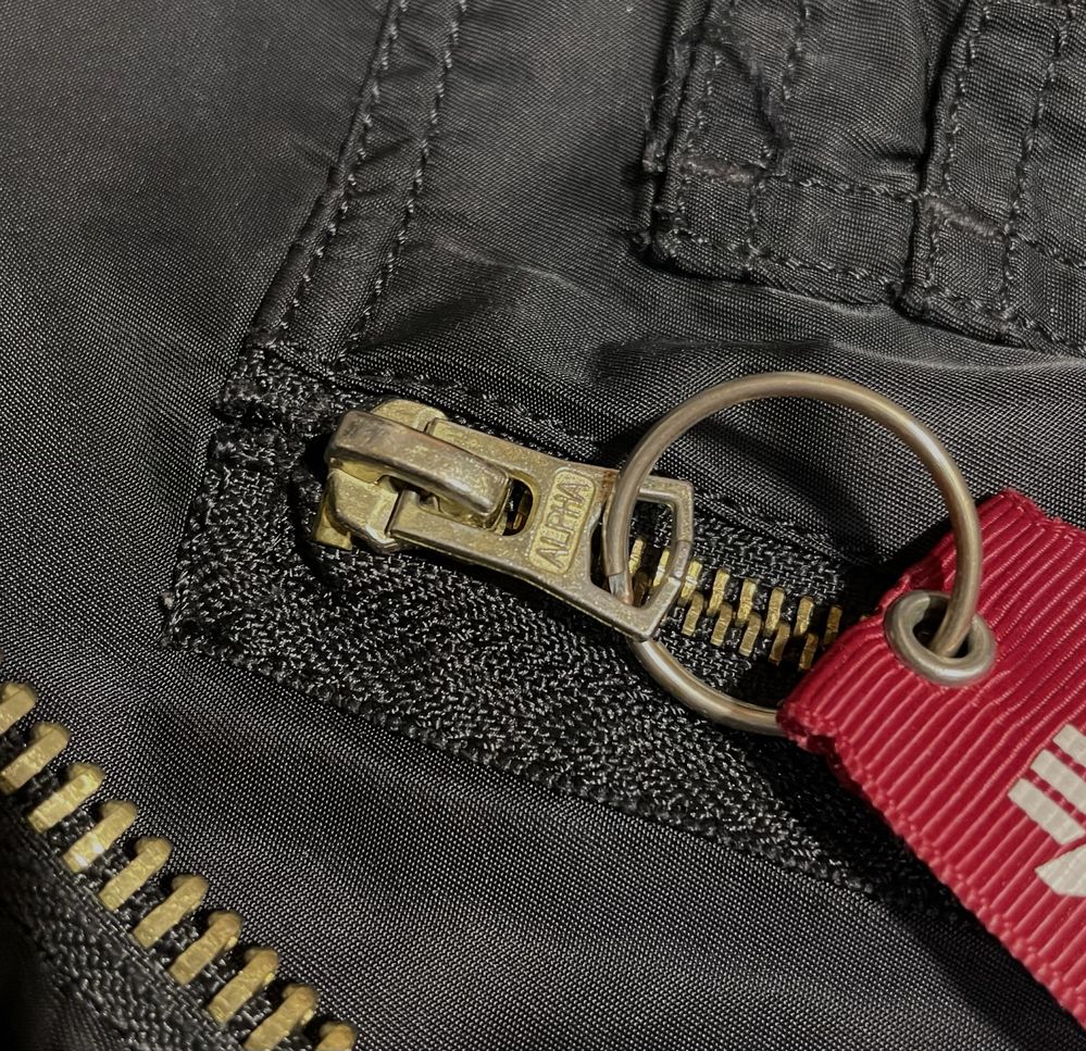 Бомбер від бренду Alpha industries