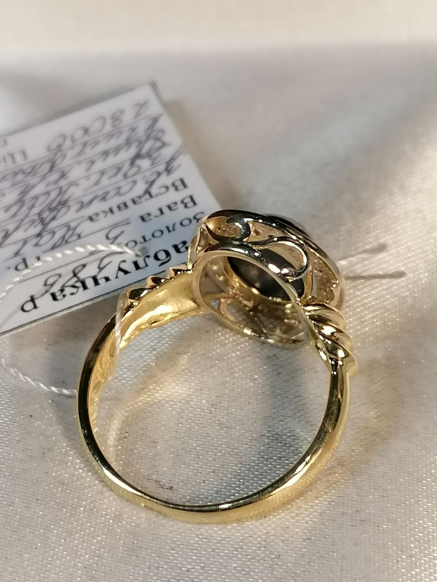 Золотое кольцо с натуральным звездчатым сапфиром и бриллиантами