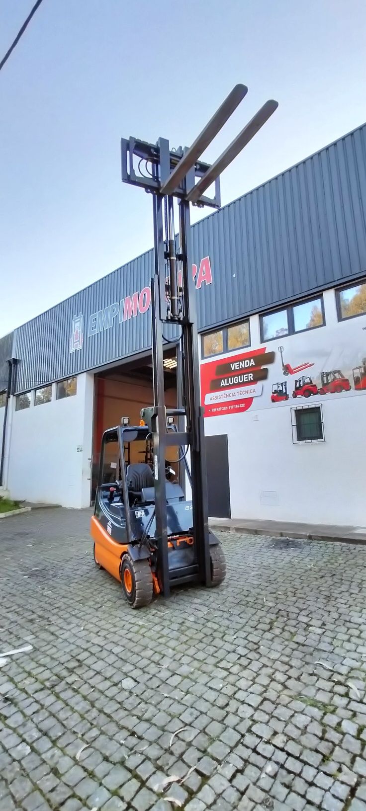 Empilhador Linde Elétrico 2500kg ,5000horas ,Triplo 4,50mt  ,Bat. Nova