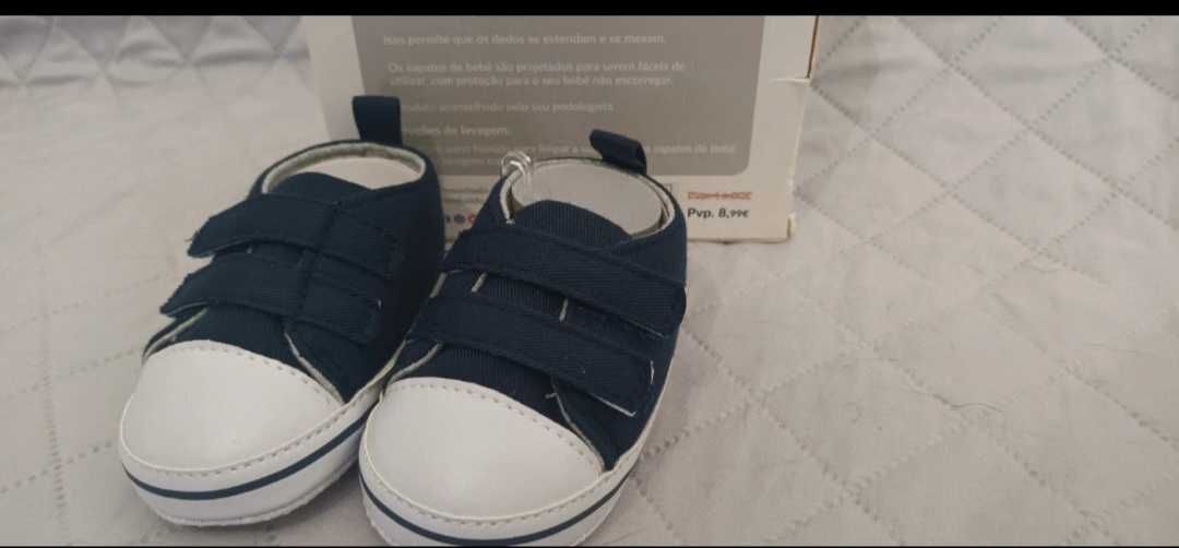 Sapatinhos bebé novos com caixa