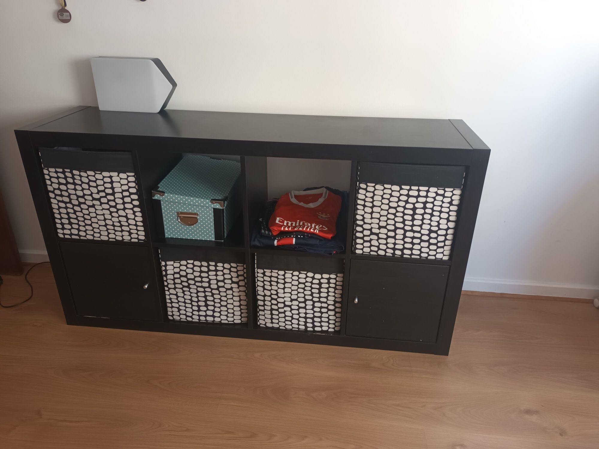 Móvel IKEA com 2 portas com 8 nichos
