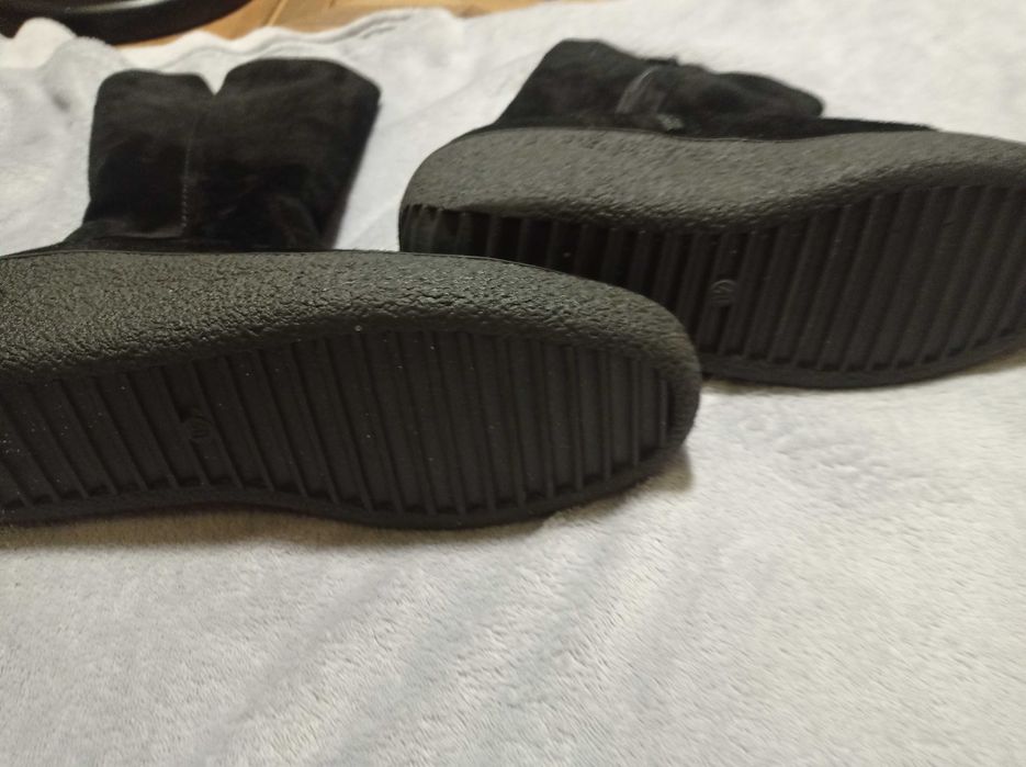 Продам зимові чоботи замшеві із натуральним хутром в середині