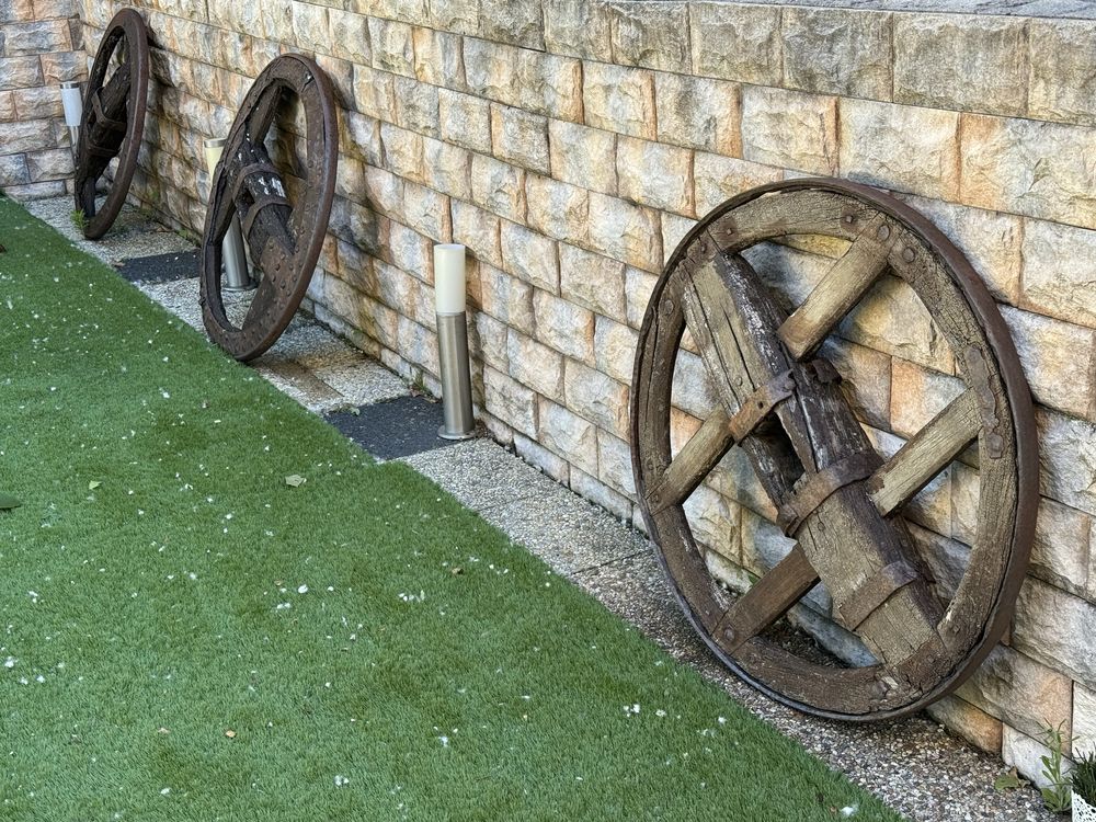 Tres rodas de carroça antigas