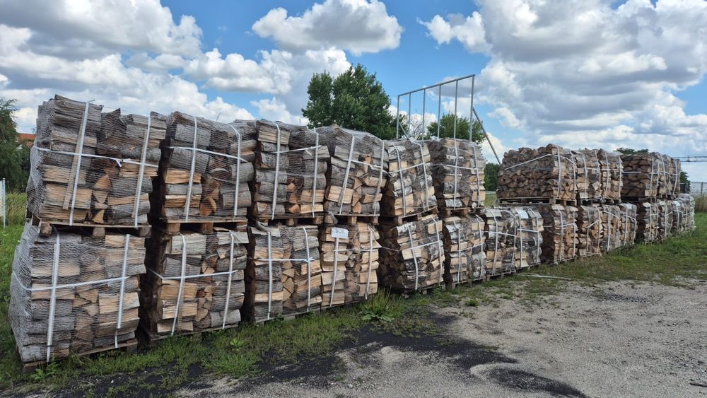 Drewno opałowe, sezonowane, na paletach.