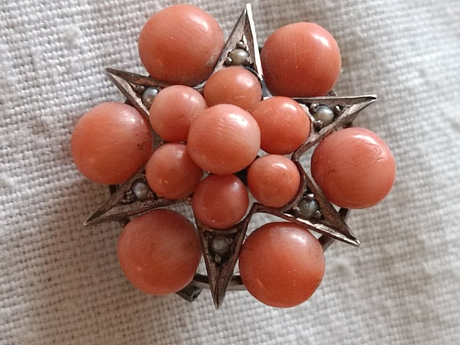 Брошь антикварная с кораллами и марказитами