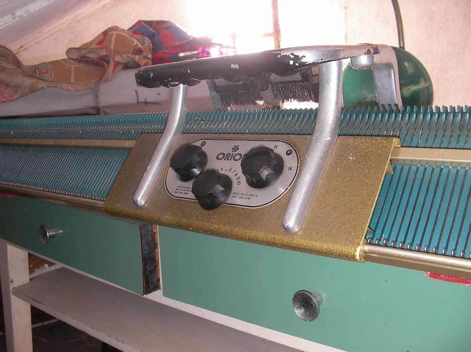Maquina de tricotar Orion. Com movel. Vintage.