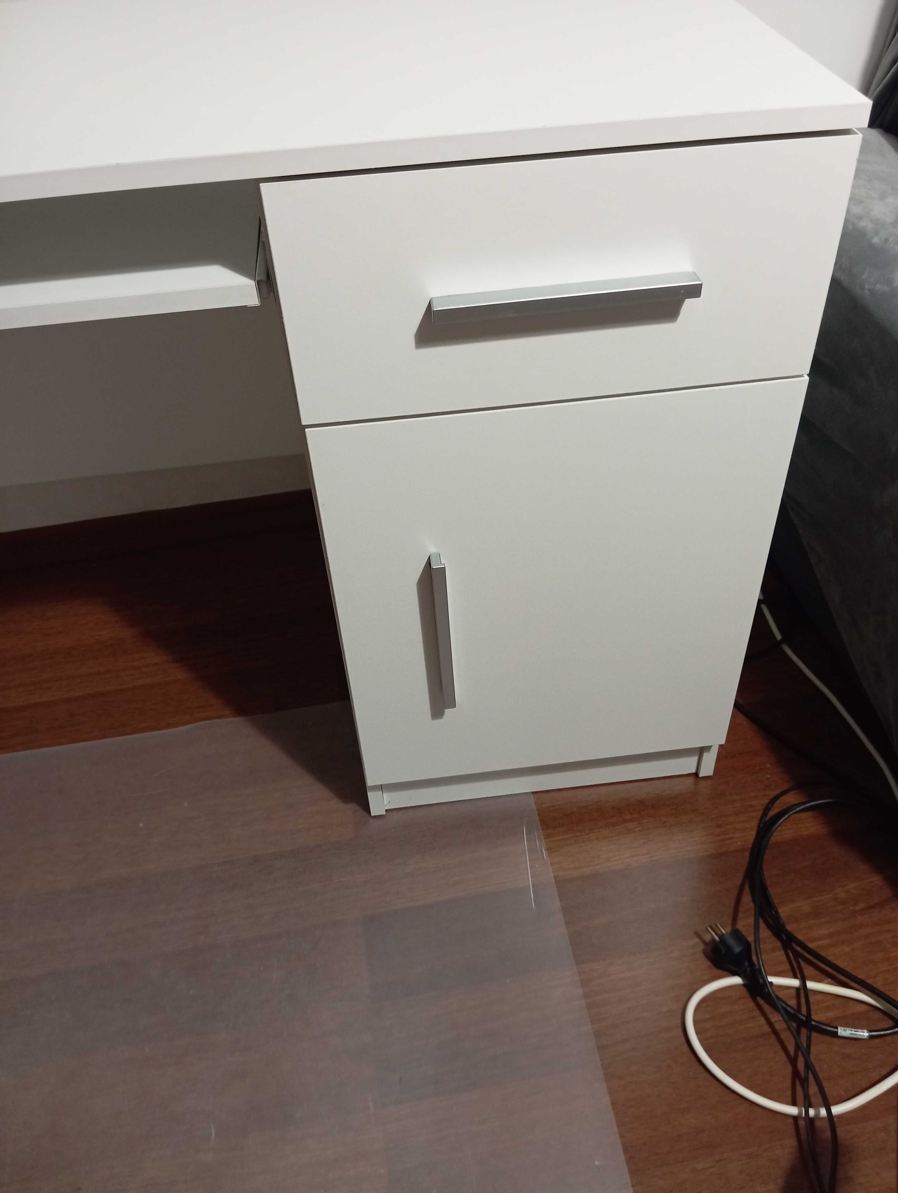 używane biurko w kolorze białym