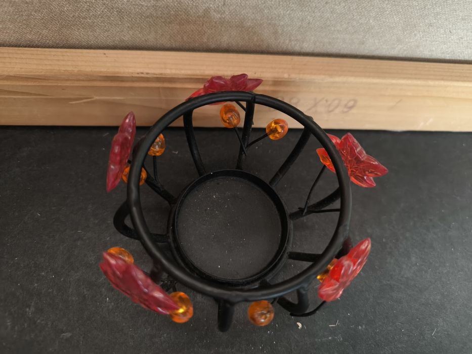 Porta-velas decorativo metal e plástico.
Porta-velas com um design enc