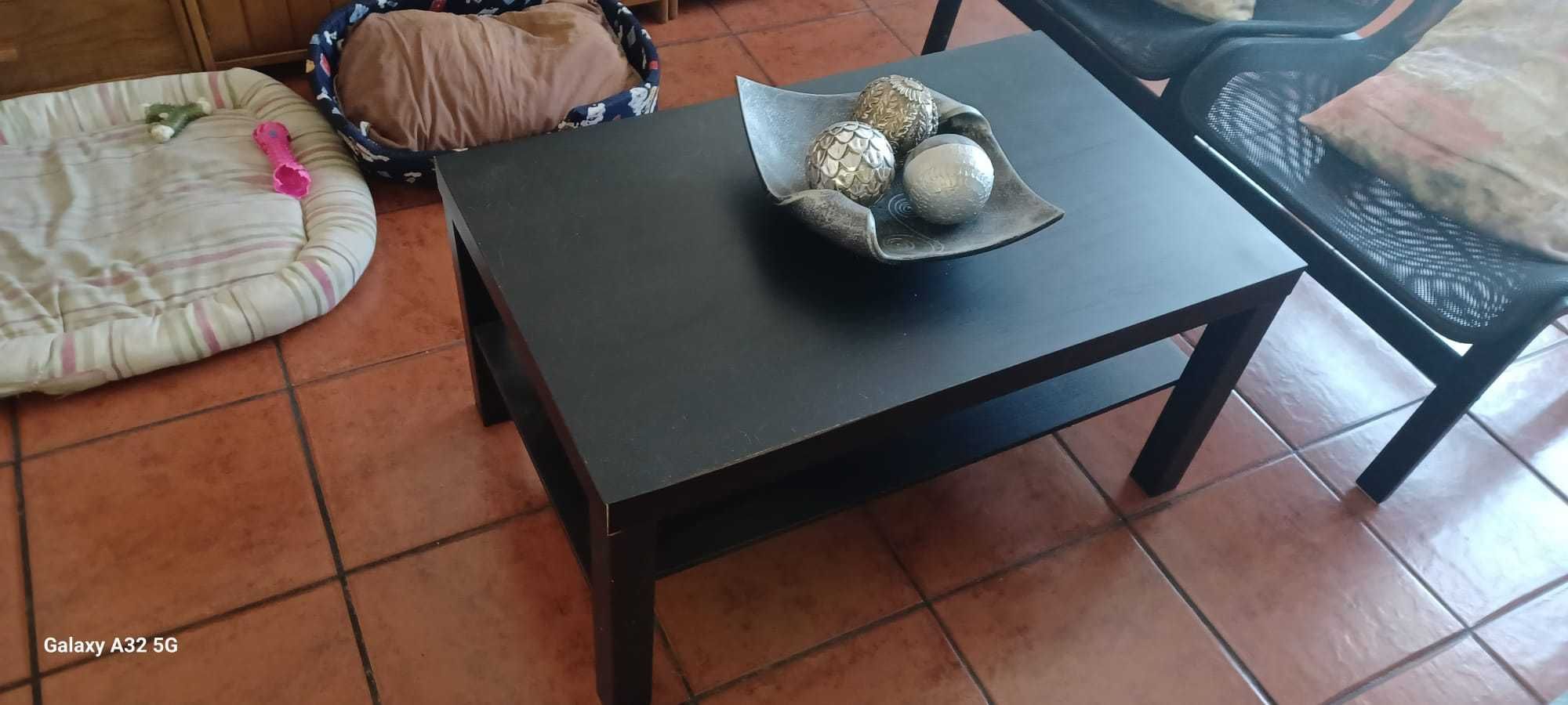 Móveis em castanho maciço