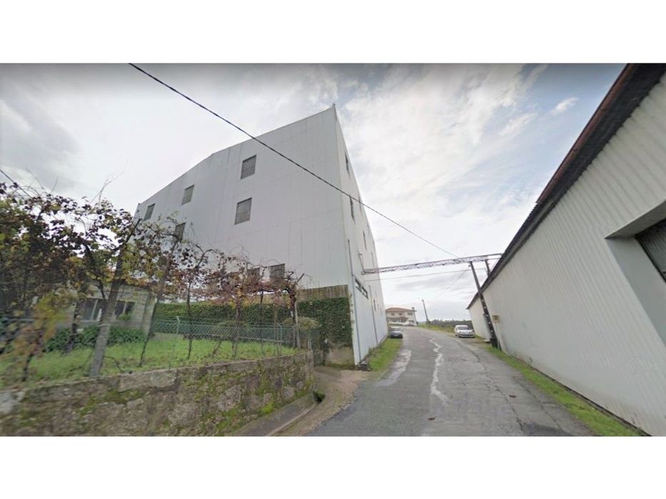 Edifício composto por 3 pisos, em Gondar - Guimarães.