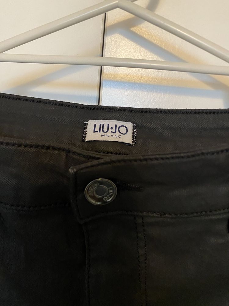 Czarne woskowane spodnie z ćwiekami Liu Jo