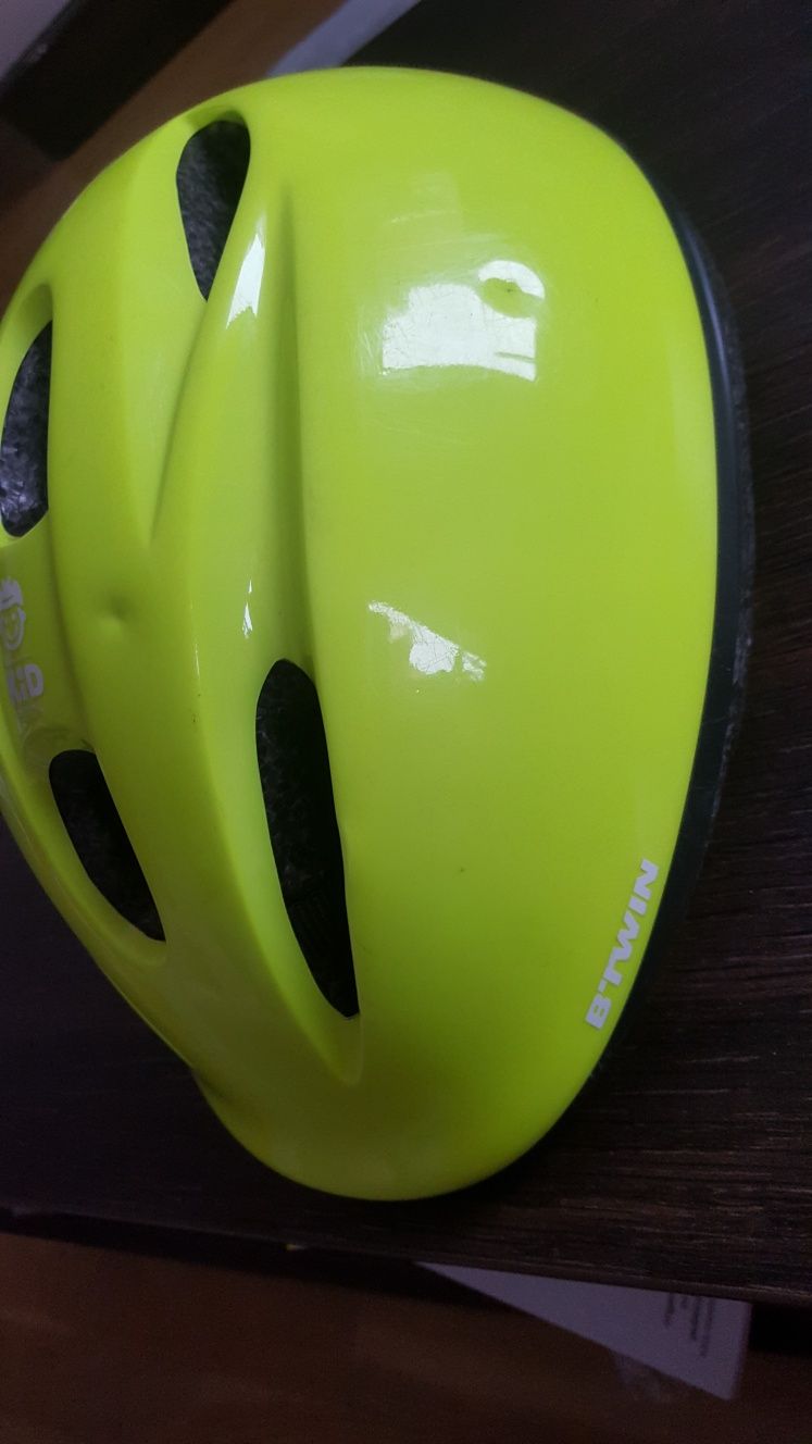 Kask rowerowy Decathlon dla dzieci fluorescencyjny+zestaw ochraniaczy