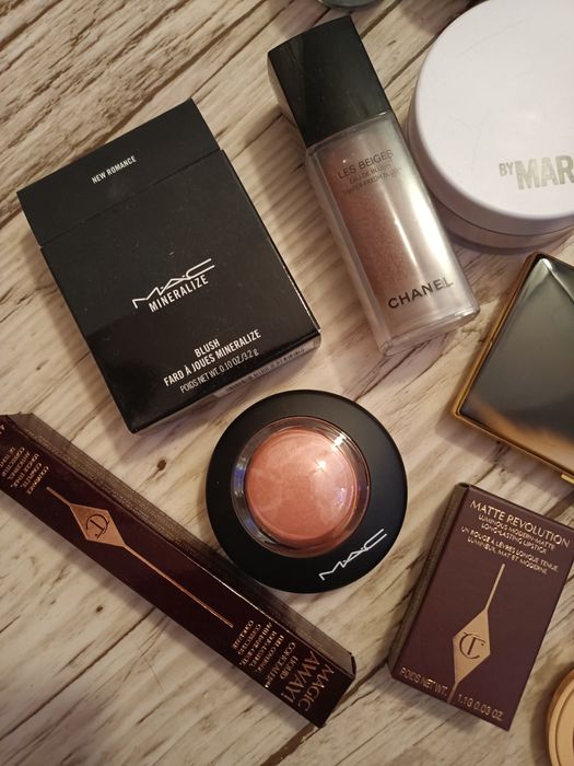 Podkład, cienie, zestaw kosmetyków