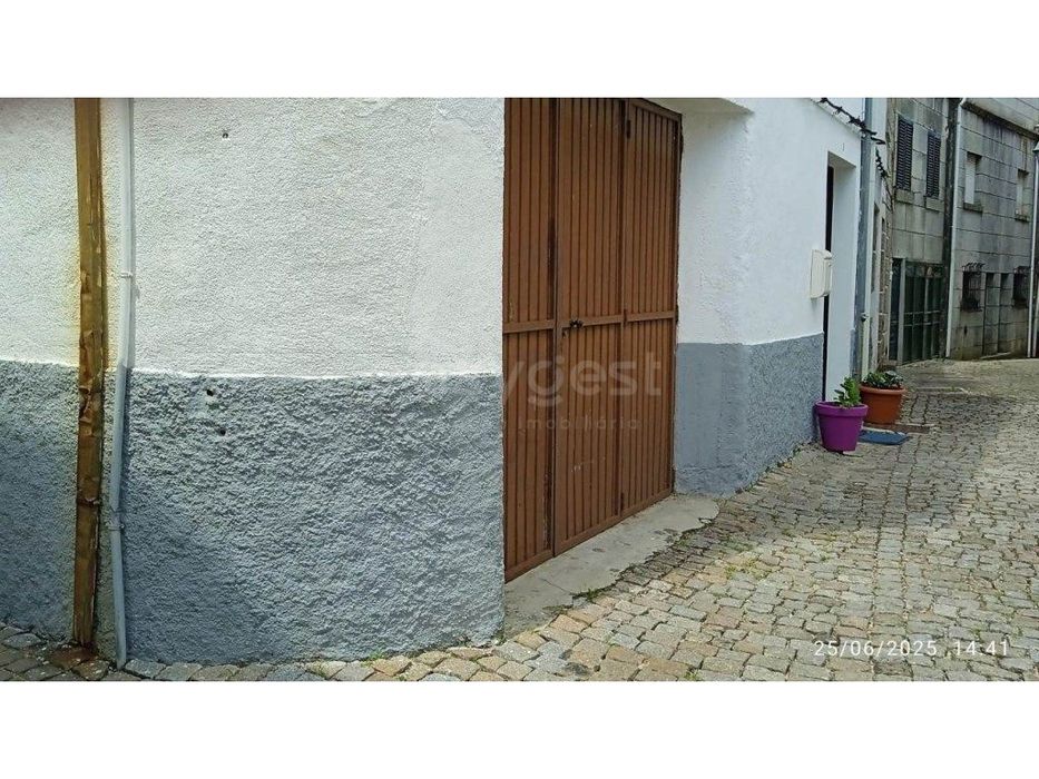 Armazém no Centro de Trancoso com Projeto Aprovado para Apartamento