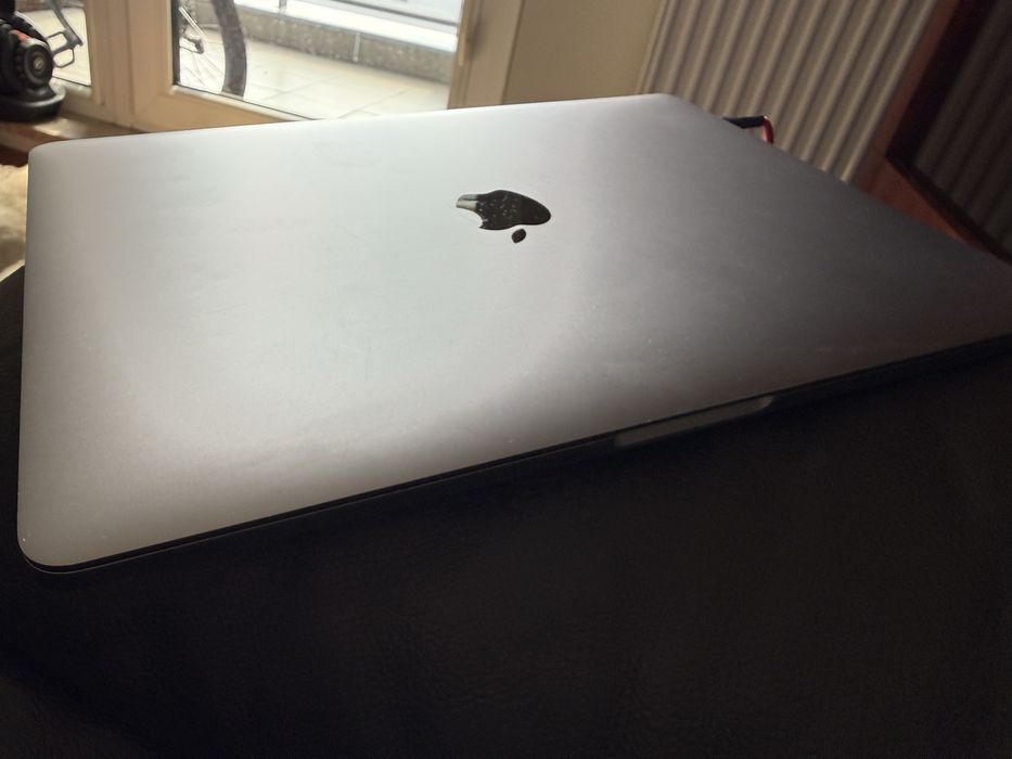 MacBook Pro 13” 2019 touch bar i7 16bg ram 512 ssd